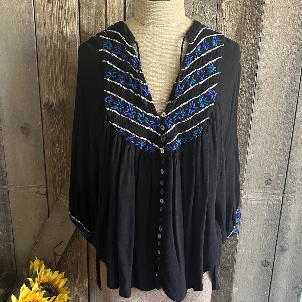 Free People Black Blue Embroidered Boho Flowy Top Size Medium Peasant Blouse